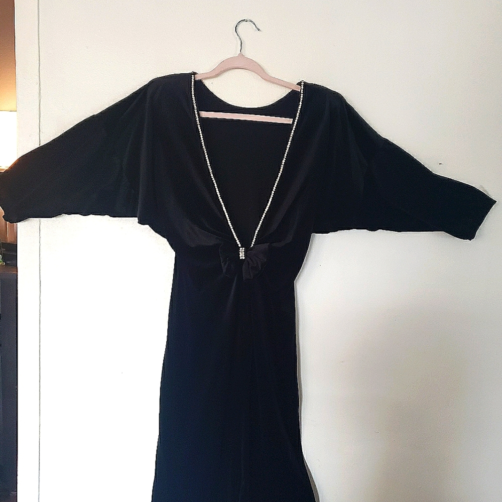 Black soft velvet dress open "V" back Bow w/rienstone accent on back sz S/M